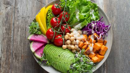 Woman Baffled By How Tinder Date Eats His Salad