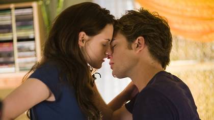 Twilight Director Was Worried Robert Pattinson and Kristen Stewart’s First Kiss Was “Illegal”