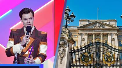 Harry Styles Spotted In Front Of Buckingham Palace In Large Bed