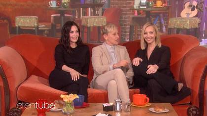 Courteney Cox And Lisa Kudrow's Impromptu 'Friends' Reunion Is Everything