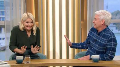 Holly Willoughby Screams As Phillip Schofield Finds Spider In Her Hair Live On This Morning