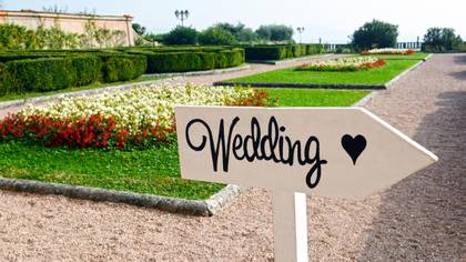People Can't Stop Laughing At Bride's Wedding Sign After Noticing Rude Detail