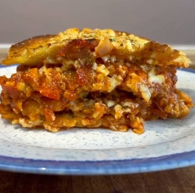 The lasagne replaces pasta sheets with garlic bread (Credit: TikTok/@foodmadesimple)