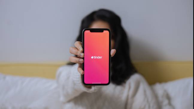 TikTokers say this girl's Tinder match was a walking red flag. (Credit: Pexels)
