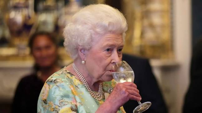 Queen Elizabeth's Platinum Jubilee will see pubs, bars, and clubs stay open late. (Credit: Getty)