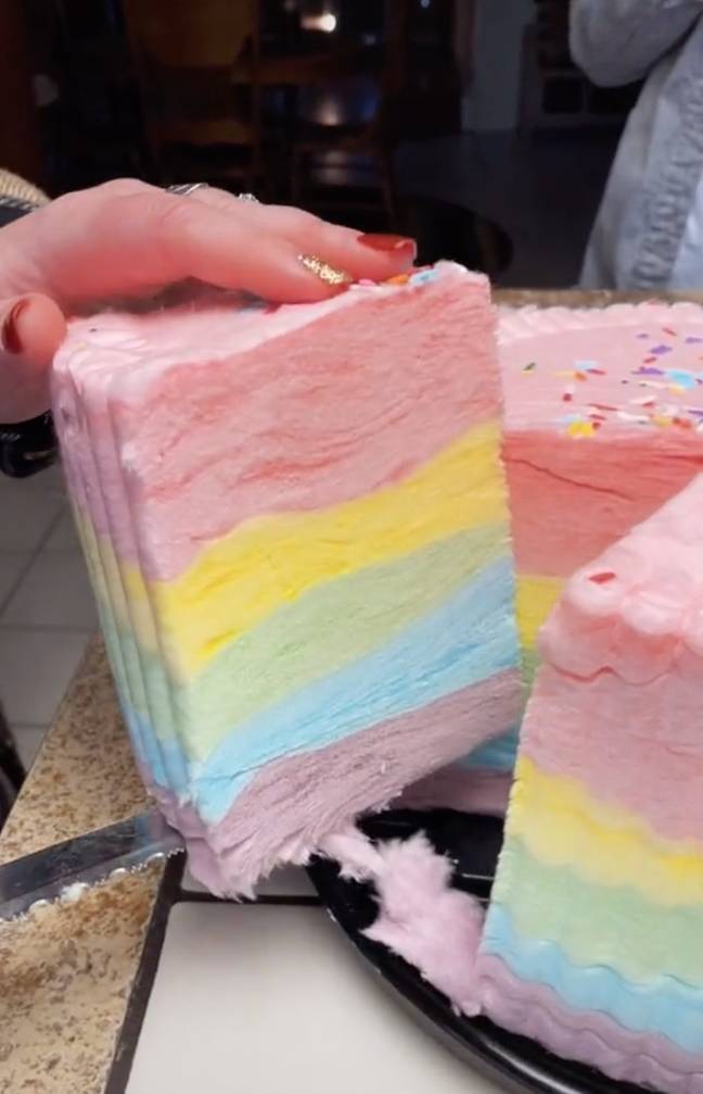 These Cotton Candy cakes don't even need to go in the oven. (Credit: TikTok/@kenadee_carter)