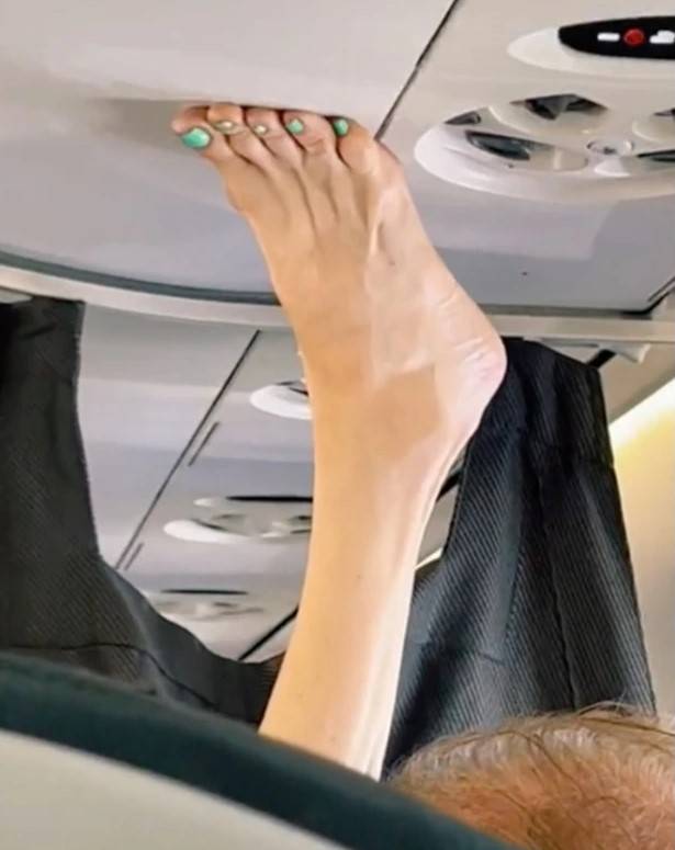 The passenger placed their bare foot on the cabin’s ceiling. Credit: TikTok/JadeThirlwall