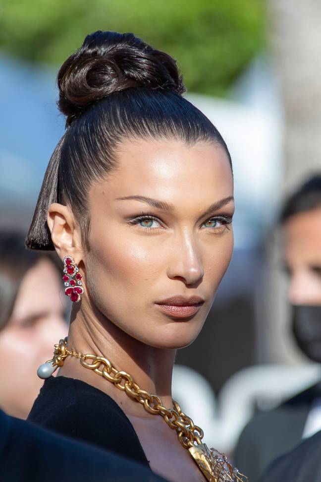 The trend hasn’t only just resurfaced - the likes of Bella Hadid (pictured), Angelina Jolie and Emma Watson have all been sporting thinner eyebrows for years... And rocking it! (Sipa US / Alamy Stock Photo)