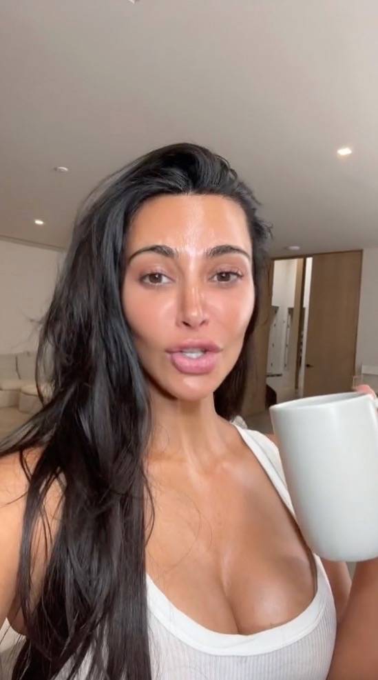 Kim pa make-up. Kredia: TikTok/kimkardashian