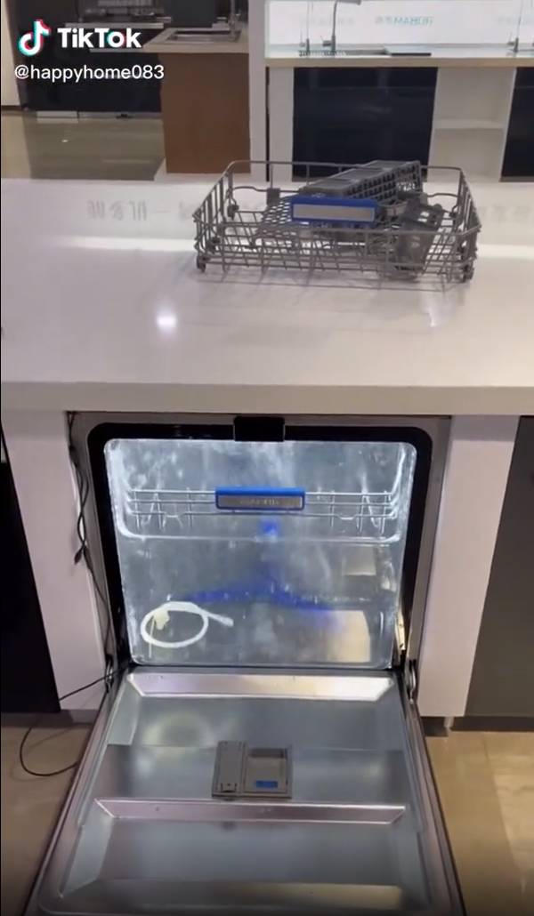 Some viewers said they thought the machine would fill up like a washing machine. (Credit: TikTok/@happyhome083)