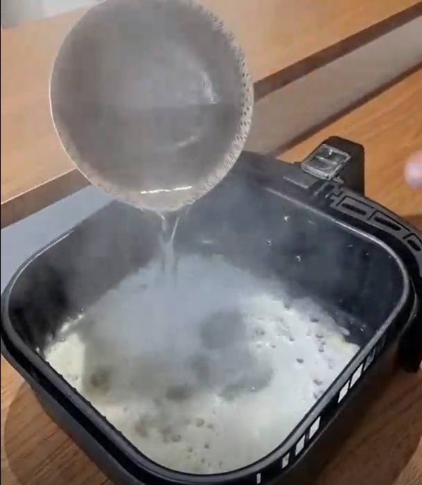 With some detergent, vinegar, hot water and 10 minutes of patience the grease should lift right off. Credit: TikTok/@frosieperez