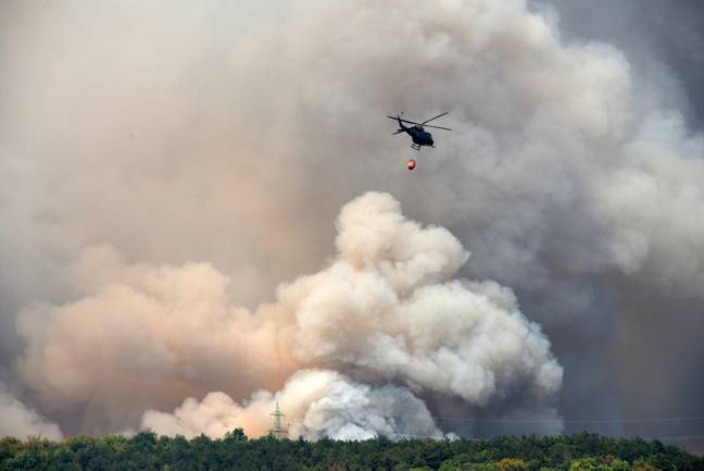 Over 1000 firefighters are battling the blaze. Credit: Pixsell photo &amp; video agency / Alamy Stock Photo