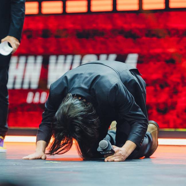 Keanu got on his knees as he received a standing ovation. Credit: @CCXPoficial