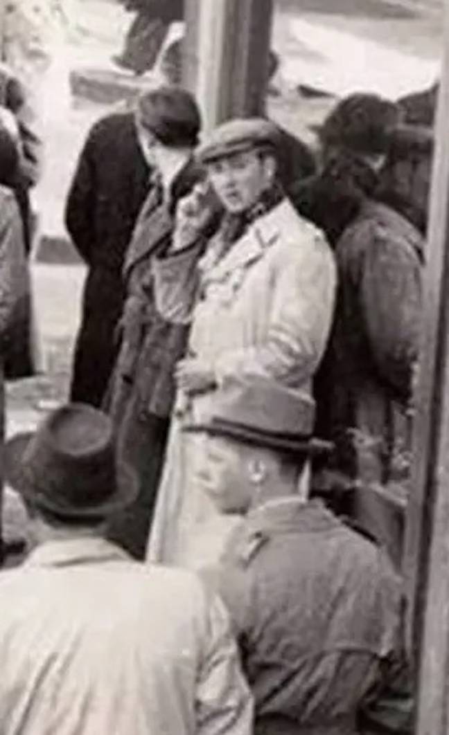 Кристјан Хофман је истакао да се чини да мушкарац користи мобилни телефон. Кредит: Фацебоок/Кристјан Хоффманн