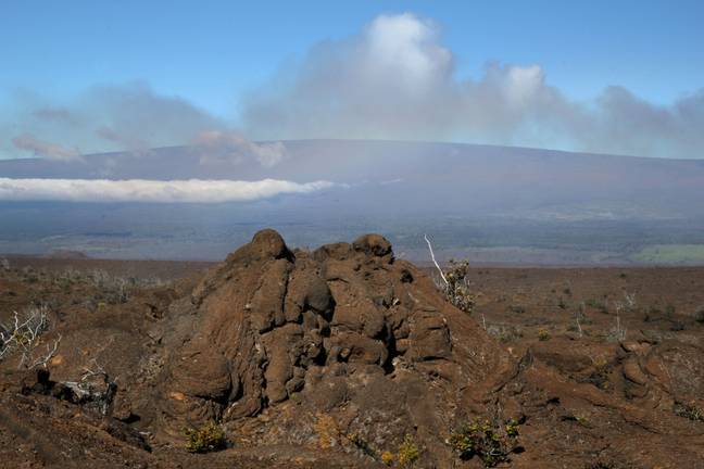 An eruption at Mauna Loa is not believed to be imminent. Credit: Tom Uhlman / Alamy Stock Photo 