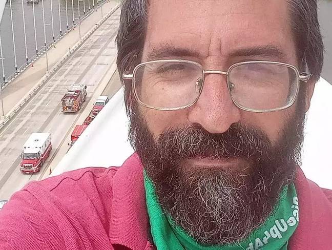 Guido Reichstadter takes a selfie from atop of the bridge's arch. Credit:@GuidoReichstad1
