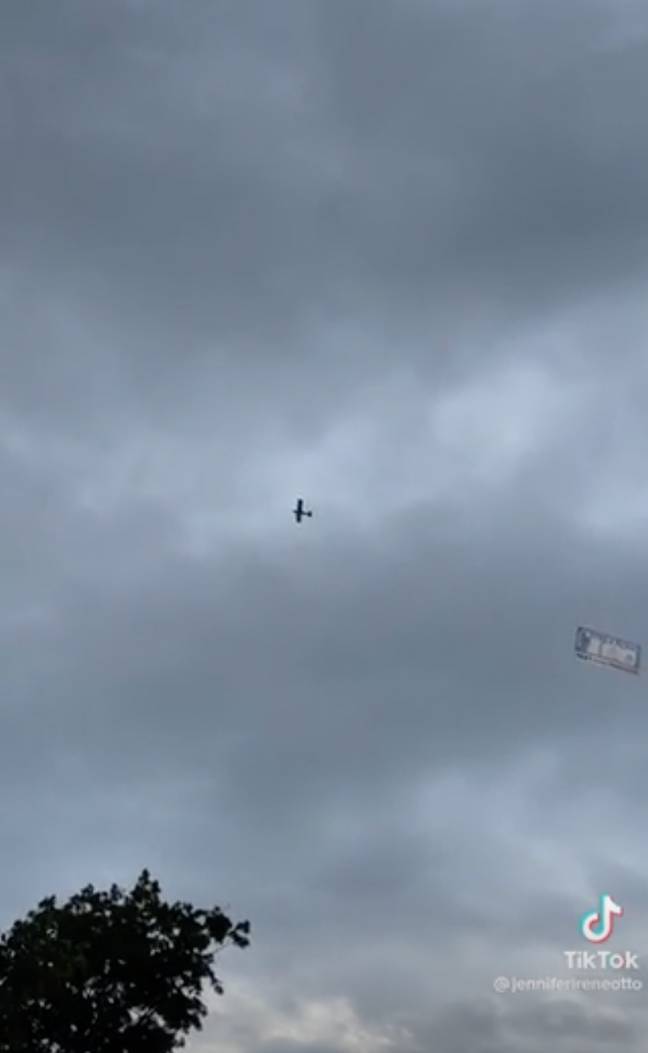 The plane appeared to freeze in mid-air. Credit: Reddit/@jenniferireneotto/TikTok