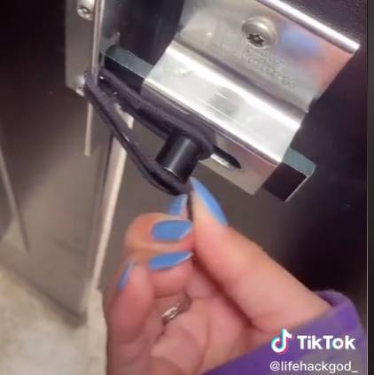 TikToker Shares Hairband Loo Lock Life Hack (@lifehackgod_/ TikTok)