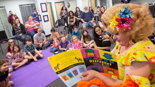 Rich Kuntz, also known as Gidget, reads to children during Drag Queen Story Hour. Credit: Tribune Content Agency LLC / Alamy