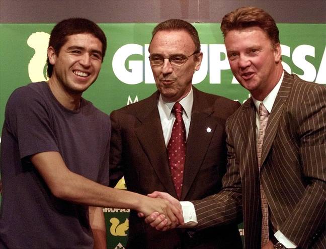 Riquelme dhe Van Gaal me ish-presidentin e Barcelonës Joan Gaspart në 2002. (Kredia e imazhit: Alamy)