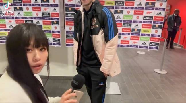 The interviewer was struggling to make Weghorst fit in the frame. (Image Credit: @UtdChronicles/Twitter)