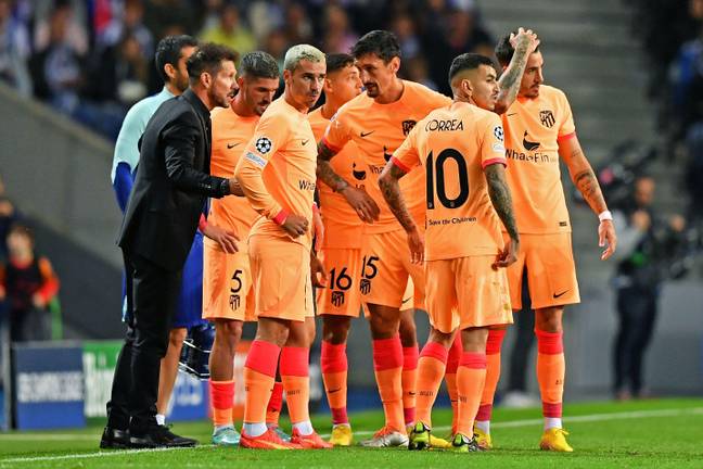 Diego Simeone talks to his team during the game. Image: Alamy 