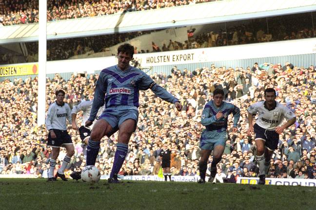 Le Tissier taking a penalty. (Image Credit: Alamy)