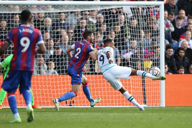 Pierre-Emerick Aubameyang scores to make the score 1-1 during the Premier League match between Crystal Palace and Chelsea. (Alamy)