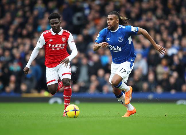 Everton midfielder Alex Iwobi dribbles away from Arsenal winger Bukayo Saka. (Image Credit: Alamy)
