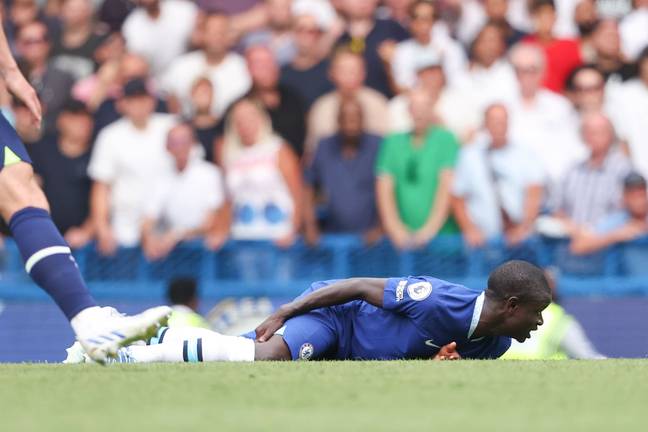 N'Golo Kante on the ground holding his hamstring during Chelsea vs Tottenham. (Twitter / Mohxmmad)