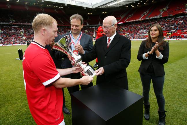 Paul Scholes and ex-Manchester United manager Sir Bobby Charlton. (Alamy)