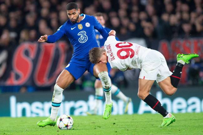 uben Loftus-Cheek of Chelsea and Charles De Ketelaere of AC Milan during the UEFA Champions League group stage match between Chelsea and AC Milan at Stamford Bridge, London (UK Sports Pics Ltd / Alamy Stock Photo)