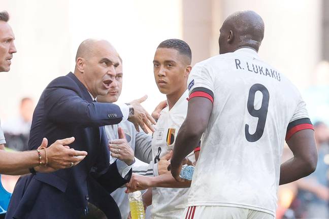 Roberto Martinez gives instructions to Romelu Lukaku and Youri Tielemans on Belgian duty. (Alamy)
