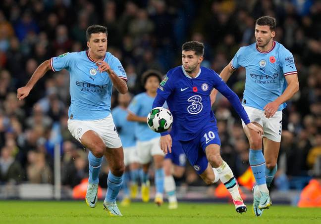Christian Pulisic of Chelsea gets between Rodri and Ruben Dias of Manchester City during the Carabao Cup match. (Alamy)