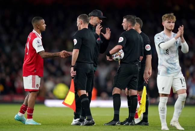 Klopp argues with the referee following the loss to Arsenal. Image: Alamy