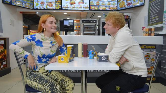 Amelia Dimoldenberg在Chicken Shop Date上采访了Ed Sheeran。图片来源：YouTube / Amelia Dimoldenberg。
