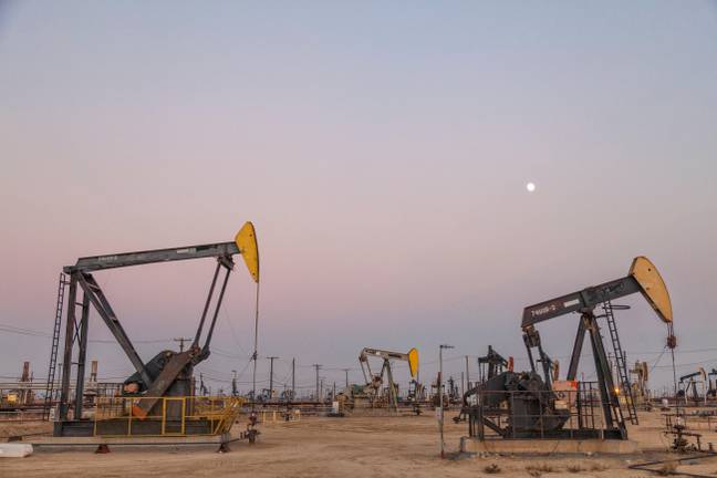 Pumpjacks at an oil field and hydraulic fracking site. Credit: Citizen of the Planet / Alamy 