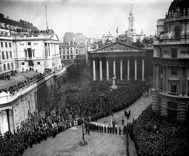 Large crowds outside the Royal Exchange for the accession of Queen Elizabeth II. Credit: PA Images/Alamy Stock Photo