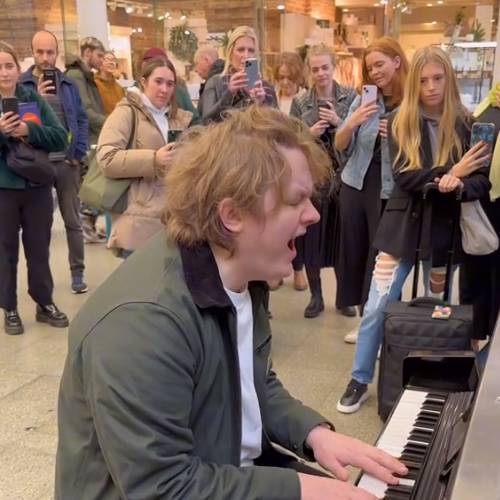 Lewis Capaldi performed his new single to commuters. Credit: @officialukcharts / TikTok 