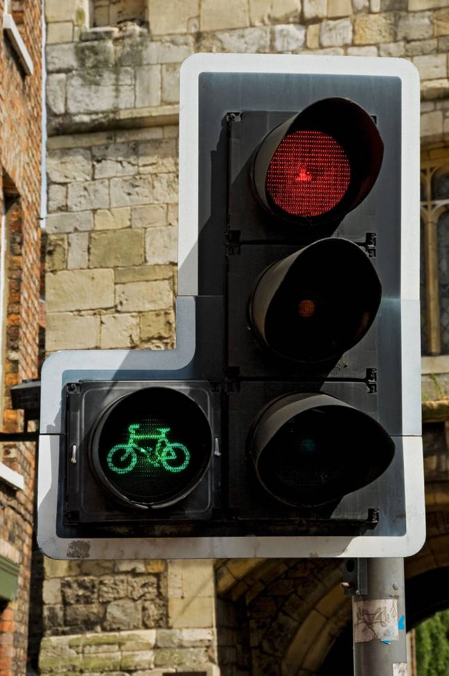 Cyclists should never run through red lights. Credit: PURPLE MARBLES / Alamy Stock Photo