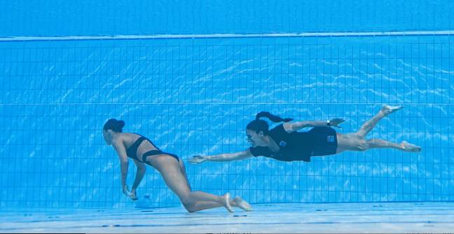 Andrea Fuentes jumped into the pool to rescue Anita Alvarez. Credit: Getty Images
