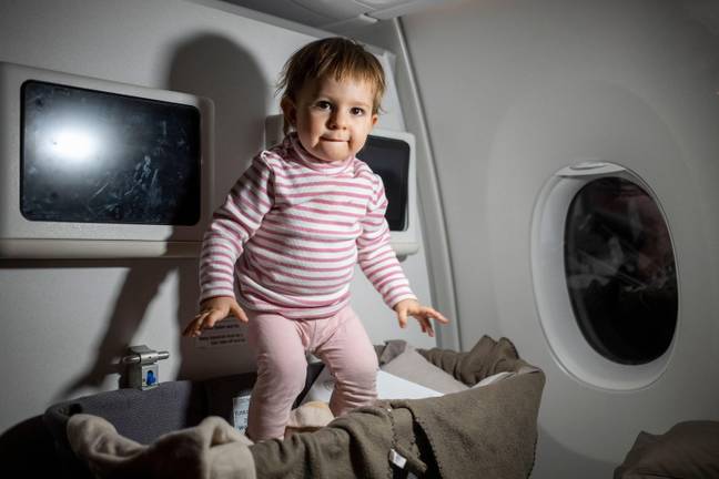 没有人愿意坐在飞机上的婴儿旁边，让我们成为现实。图片来源：玛丽亚·阿格丁斯卡亚（Maria Argutinskaya） / alamy