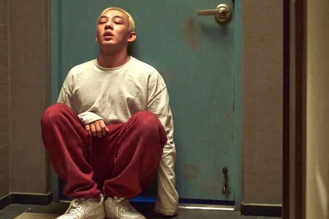 좀비가 공격할 때 스트리머가 그의 아파트에 갇히게 됩니다. 크레딧: 넷플릭스