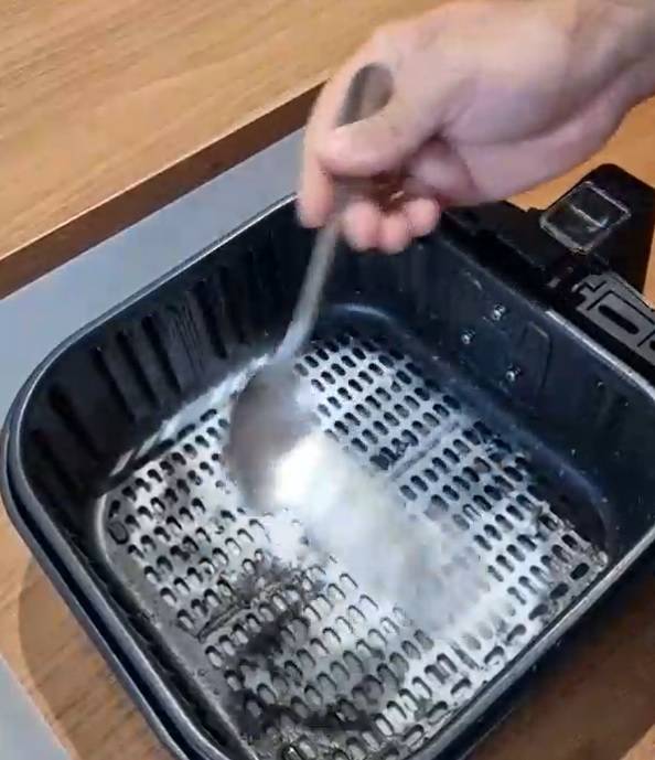 A spoonful of baking soda helps the grease stains come out in the most delightful way. Credit: TikTok/@frosieperez