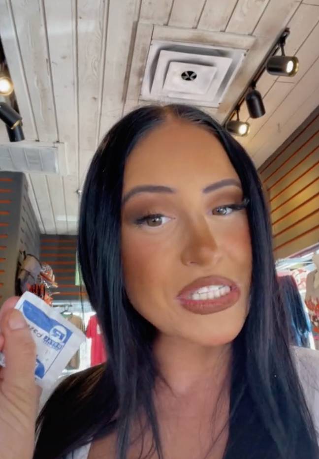 She said he handed her the wipe along with a tip. Credit: TikTok/@jodylynntavares