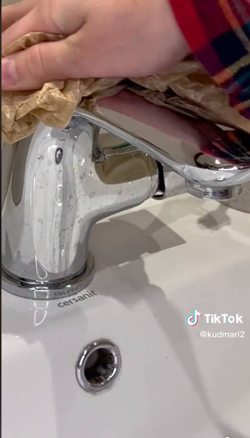 The limescale seems to just glide away when the greaseproof paper is applied. Credit: @Kudmari2/ TikTok 