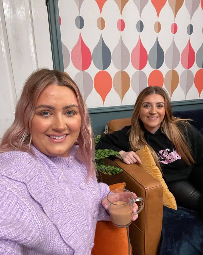 Ellie and her sister Izzie are two of the stars of Channel 4's Gogglebox. (Credit: @ellie__warner/Instagram)