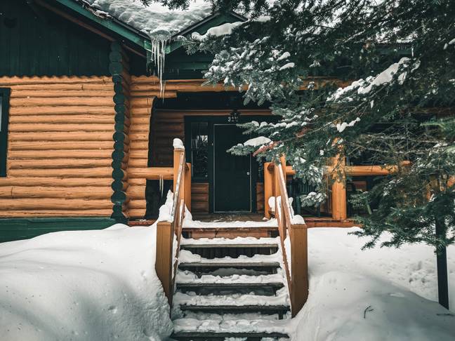 The winter wedding will take place at a cabin. Credit: Unsplash