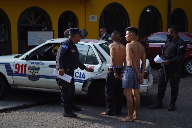 Tens of thousands of suspected gang members have been arrested under the government's state of exception. Credit: dpa picture alliance/Alamy Stock Photo