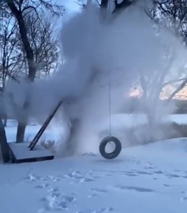The boiling water was instantly transformed into snow. Credit: Twitter/@MementoMori_JMJ